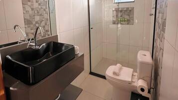 Quarto quádruplo superior | Banheiro | Chuveiro, secador de cabelo (mediante solicitação), toalhas de banho