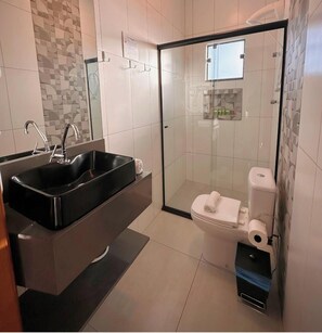Habitación cuádruple superior | Baño | Ducha, secador de pelo, toallas y jabón