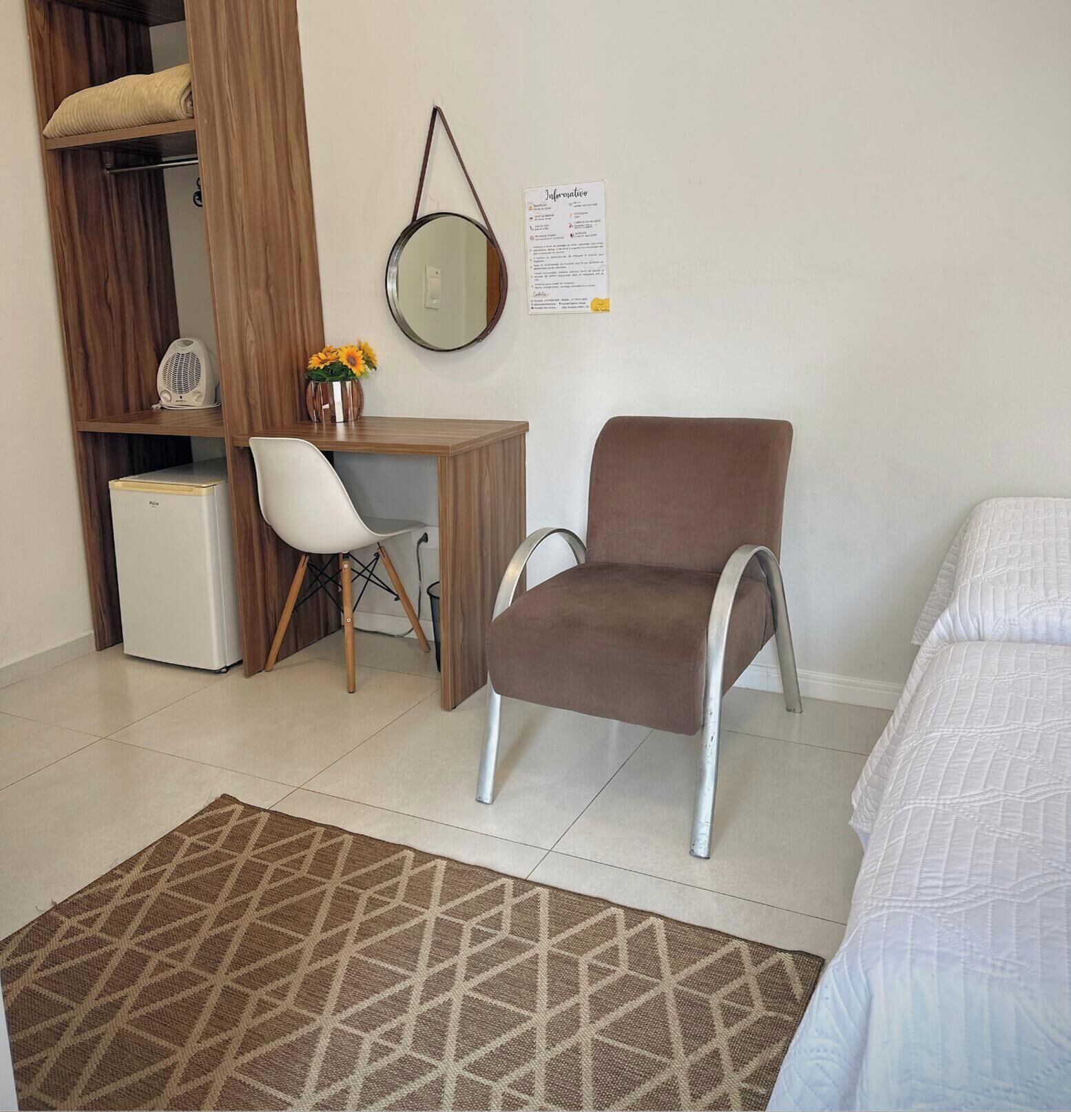 Quarto quádruplo | Espaço de trabalho para notebook, Wi-Fi de cortesia, roupa de cama