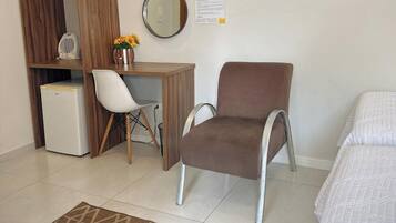 Quarto quádruplo | Espaço de trabalho para notebook, Wi-Fi de cortesia, roupa de cama