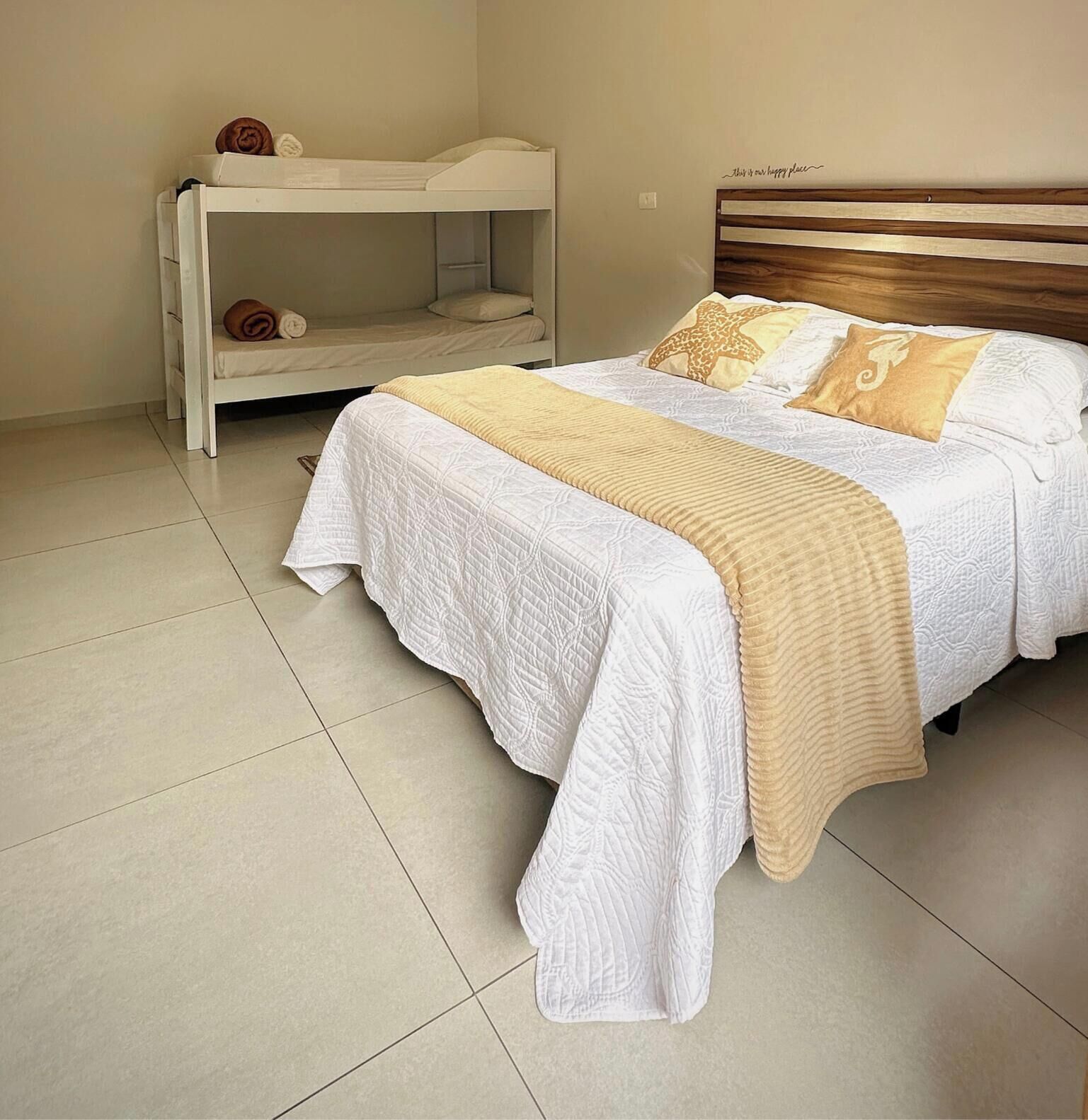 Quadruple Room | Laptop workspace, free WiFi, bed sheets