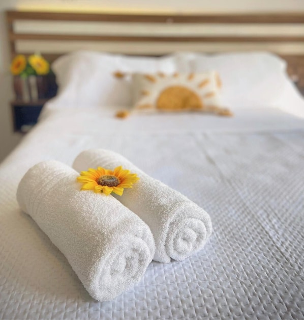 Laptop workspace, free WiFi, bed sheets - Pousada Villa Vantino (Penha)