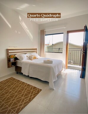 Habitación cuádruple superior | Espacio para trabajar con laptop, wifi gratis y ropa de cama 