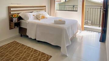 Espacio para trabajar con laptop, wifi gratis y ropa de cama