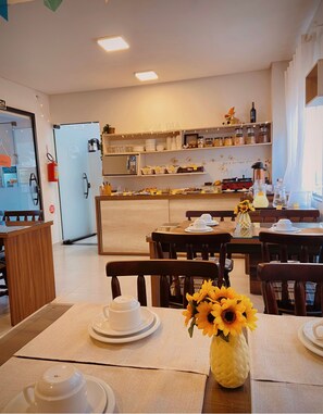 Free daily buffet breakfast  - Pousada Villa Vantino (Penha)