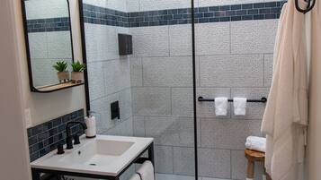 Douche, sèche-cheveux, serviettes fournies, savon