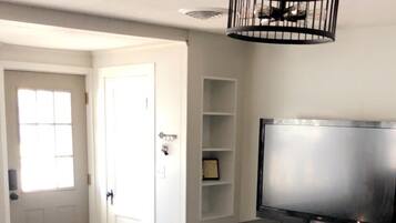 Télévision, lecteur de DVD, livres