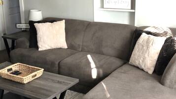 Télévision, lecteur de DVD, livres