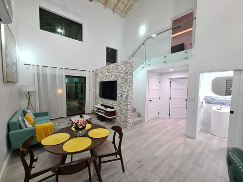 Modern 2BR Villa, Pool, Basketball & Pickleball