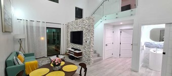 Modern 2BR Villa, Pool, Basketball & Pickleball