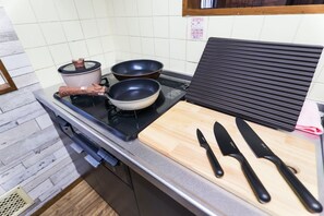 Quarto básico | Cozinha privada | Geladeira, micro-ondas, cooktop, chaleira elétrica