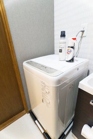 Basic-Zimmer | Badezimmer | Duschwanne, kostenlose Toilettenartikel, Haartrockner, Hausschuhe