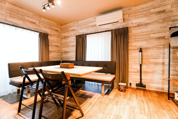 Quarto básico | Área de estar | TV de tela plana 40 polegadas com canais digitais, TV, escritórios