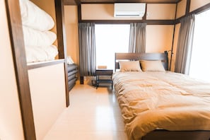 Habitación básica | Espacio para trabajar con laptop y cortinas blackout