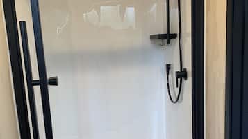 Signature Cabin | Bathroom | Shower, free toiletries, hair dryer, towels