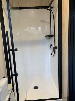 Signature Cabin | Bathroom | Shower, free toiletries, hair dryer, towels