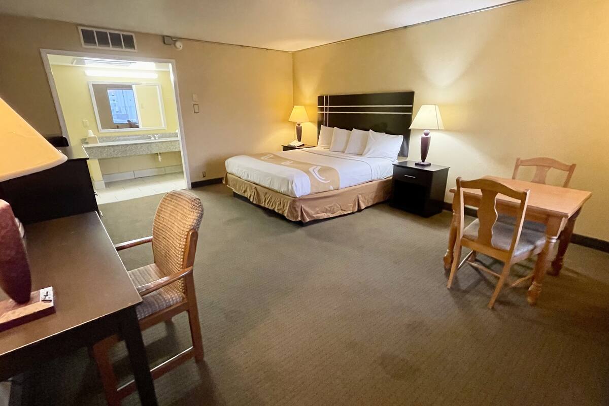 Basic Double Room, 1 King Bed | WiFi (free)