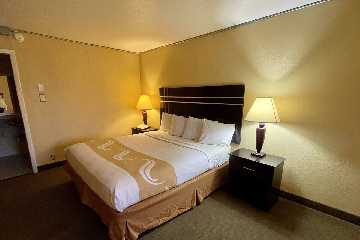 Basic Double Room, 1 King Bed | WiFi (free)