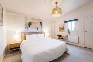 4 bedrooms, iron/ironing board, free WiFi, bed sheets - Cape Escape - 6 Min Walk to Beach - Pet Friendly (Bass Coast)