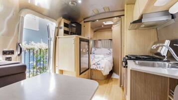 Een strijkplank/strijkijzer, wifi, beddengoed