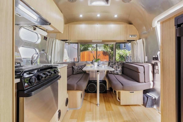 Fridge, oven, stovetop, coffee/tea maker - Airstream Tiny Home close to UC BEST Neighborhood (Berkeley)