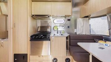 Frigorífico, horno, placa de cocina y cafetera o tetera