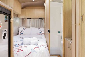 Tabla de planchar con plancha, wifi y ropa de cama 