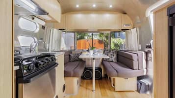 Fridge, oven, stovetop, coffee/tea maker