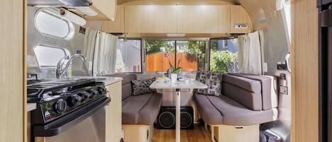 Fridge, oven, stovetop, coffee/tea maker