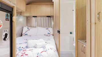 Tabla de planchar con plancha, wifi y ropa de cama