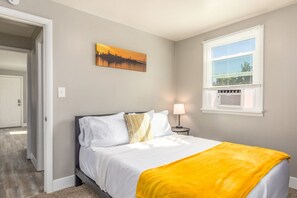 2 habitaciones, escritorio, tabla de planchar con plancha y wifi 