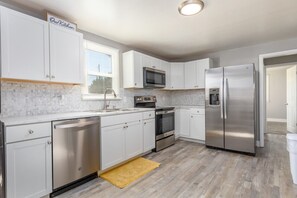 ثلاجة، ميكروويف، فرن، موقد طهي مسطح