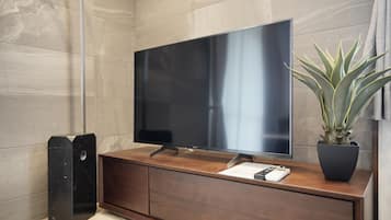 Departamento de diseñador, 2 habitaciones, para no fumadores | Área de sala de estar | Televisión LCD de 49 pulgadas con canales digitales y televisión