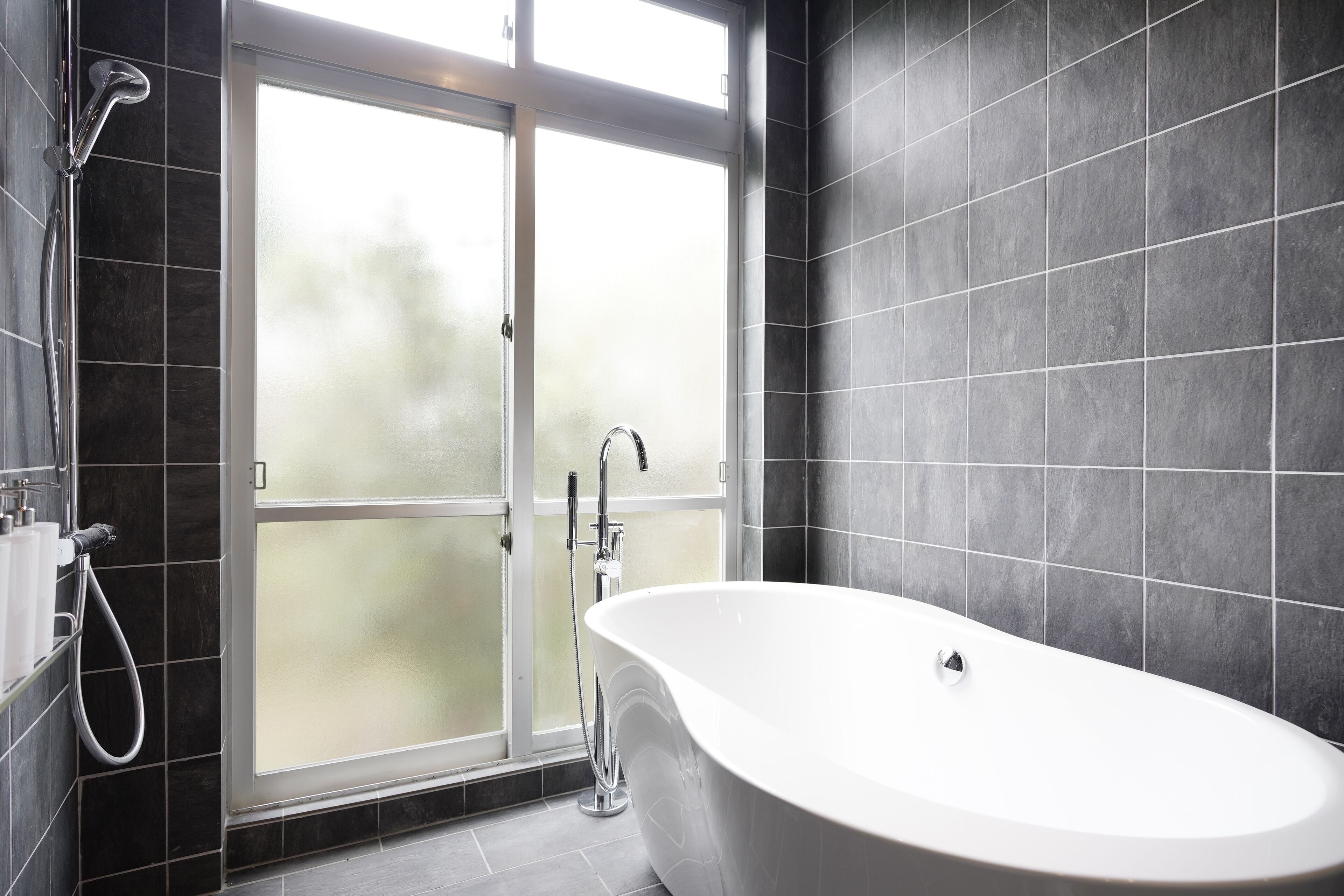 设计公寓, 2 间卧室, 无烟房 | 浴室 | 淋浴/盆浴组合、免费洗浴用品、吹风机、拖鞋