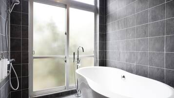 Bañera con ducha, artículos de tocador gratuitos, secador de pelo