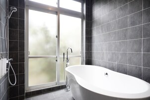 Design apartman, 2 hálószobával, nemdohányzó | Fürdőszoba | Zuhanyzó/kád kombinációja, ingyenes piperecikkek, hajszárító és papucsok