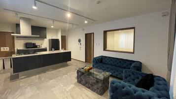 Departamento de diseñador, 2 habitaciones, para no fumadores | Área de sala de estar | Televisión LCD de 49 pulgadas con canales digitales y televisión