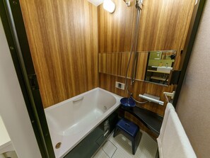 Separate tub and shower, free toiletries, hair dryer, slippers - Yadoya Suzume (Tokyo)