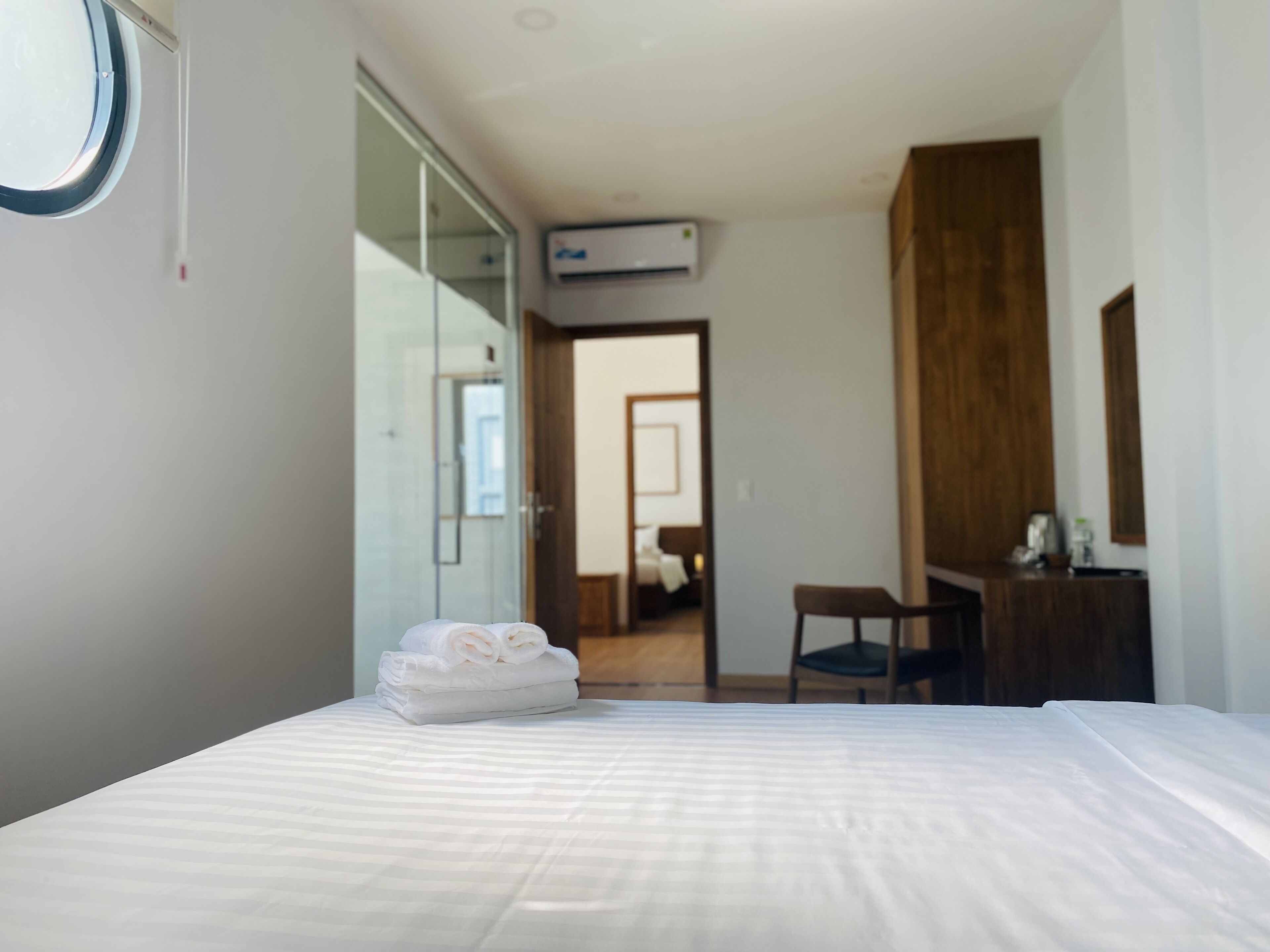 Quarto família, banheira | Individualmente mobiliados, escrivaninha, quartos à prova de som