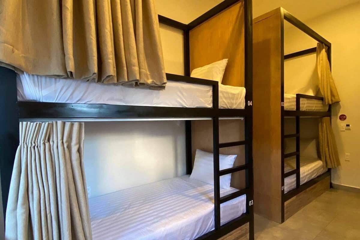 Asrama Umum Basic, Beberapa Tempat Tidur | Dilengkapi dengan perabotan berbeda-beda, meja kerja, dan kedap suara