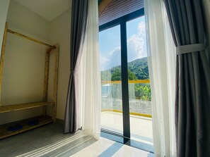 Muebles diferentes, escritorio, sistema de insonorización y wifi gratis