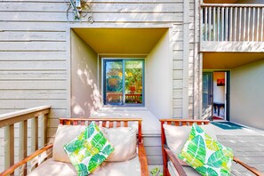 Terrace/patio - Second-floor condo with hot tub, pool, free WiFi, & gas fireplace - near slopes (Sun Valley)