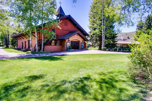 Second-floor condo with hot tub, pool, free WiFi, & gas fireplace - near slopes