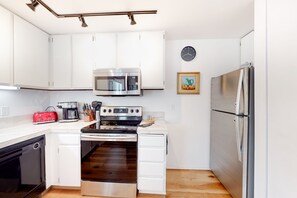 ثلاجة، ميكروويف، فرن، موقد طهي مسطح