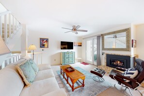 TV, fireplace - Second-floor condo with hot tub, pool, free WiFi, & gas fireplace - near slopes (Sun Valley)