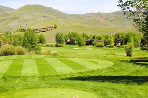 Golf - Second-floor condo with hot tub, pool, free WiFi, & gas fireplace - near slopes (Sun Valley)