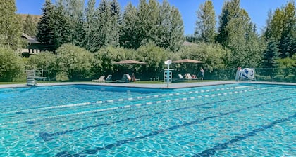 Second-floor condo with hot tub, pool, free WiFi, & gas fireplace - near slopes