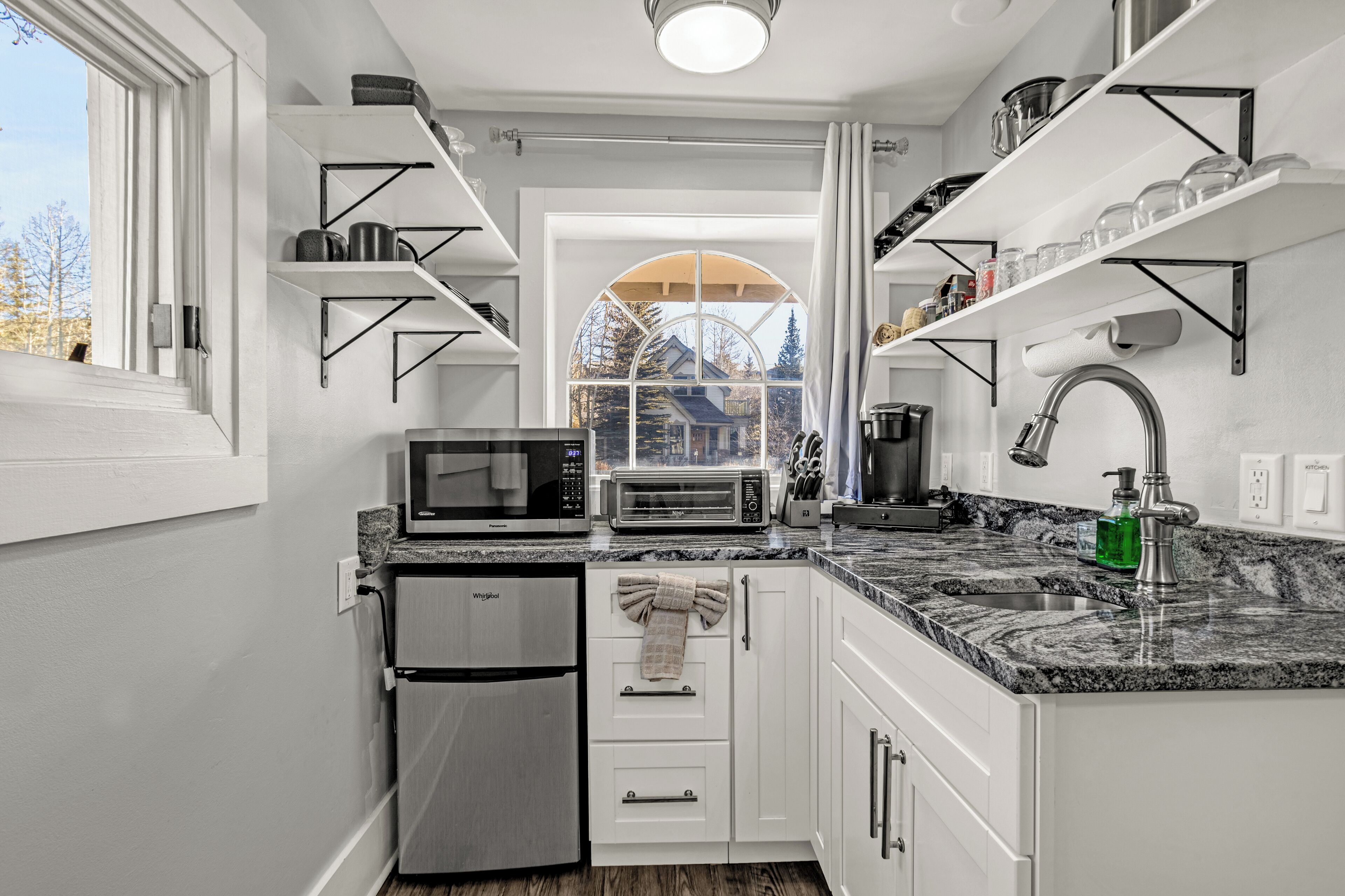 Kjøleskap, mikrobølgeovn, kaffetrakter/tekoker og brødrister