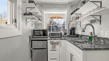 Réfrigérateur, micro-ondes, cafetière/bouilloire, grille-pain