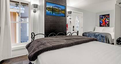 Cozy Cottage on Main Street - 1 Min walk to Gondola - New AC - 2 Parking Spots